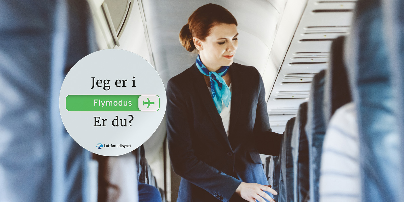 En kabinansatt med en vennlig smil bekrefter sin bruk av flymodus, mens en kampanje fra Luftfartstilsynet inviterer passasjerene til å gjøre det samme for en trygg og hyggelig flyvning.